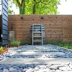 86, Bed & Outdoor Wellness - Sauna, Hottub, Icebath & Outdoor Shower Included! Oisterwijk
