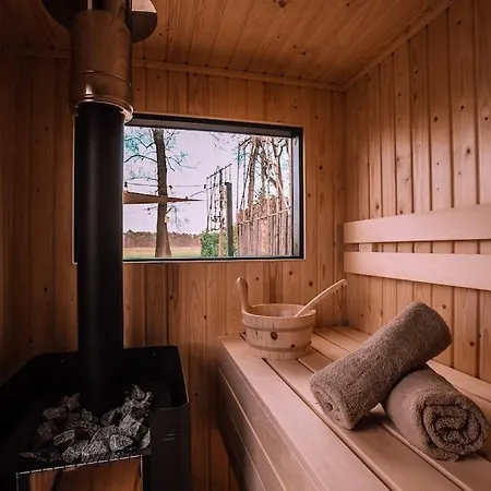 86, Bed & Outdoor Wellness - Sauna, Hottub, Icebath & Outdoor Shower Included! Chalet Oisterwijk