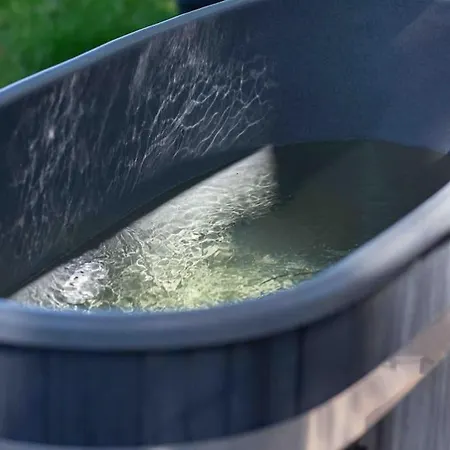 86, Bed & Outdoor Wellness - Sauna, Hottub, Icebath & Outdoor Shower Included! Alpstuga Oisterwijk