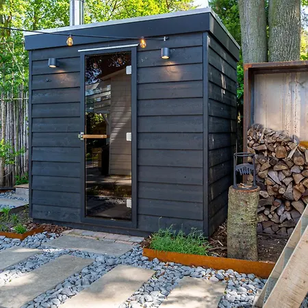86, Bed & Outdoor Wellness - Sauna, Hottub, Icebath & Outdoor Shower Included! Alpstuga Oisterwijk
