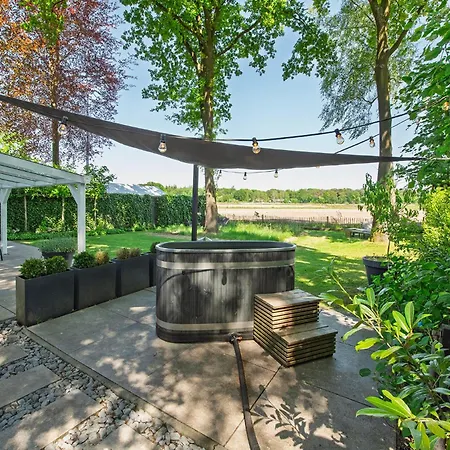 86, Bed & Outdoor Wellness - Sauna, Hottub, Icebath & Outdoor Shower Included! Oisterwijk
