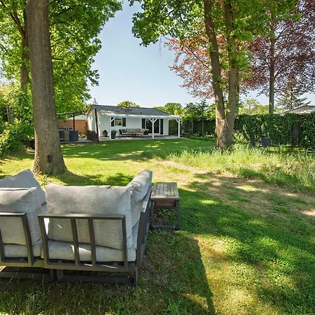 86, Bed & Outdoor Wellness - Sauna, Hottub, Icebath & Outdoor Shower Included! Alpstuga Oisterwijk