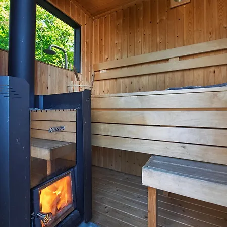 86, Bed & Outdoor Wellness - Sauna, Hottub, Icebath & Outdoor Shower Included! Alpstuga Oisterwijk