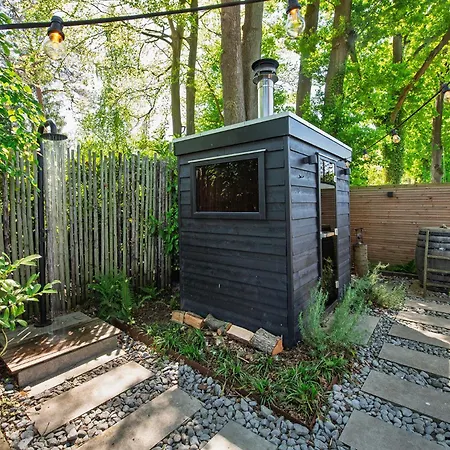 86, Bed & Outdoor Wellness - Sauna, Hottub, Icebath & Outdoor Shower Included! *