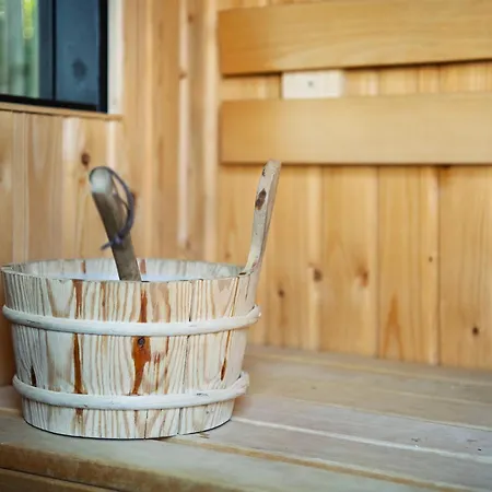 86, Bed & Outdoor Wellness - Sauna, Hottub, Icebath & Outdoor Shower Included! * Oisterwijk