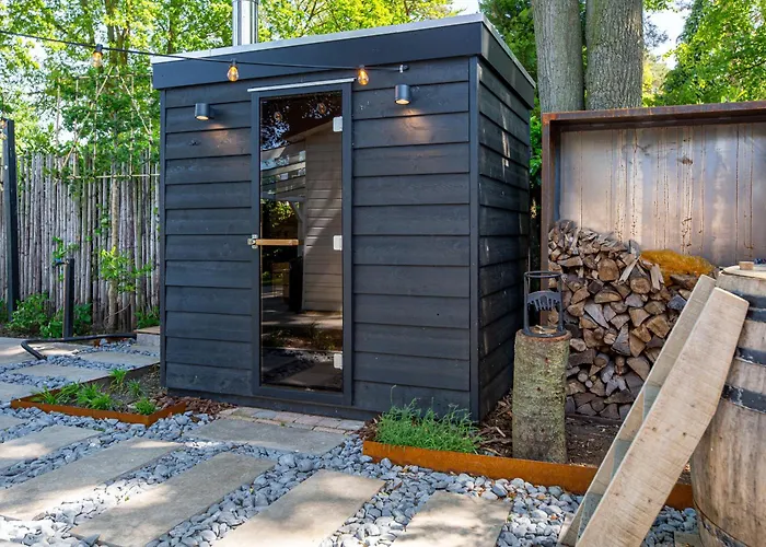 86, Bed & Outdoor Wellness - Sauna, Hottub, Icebath & Outdoor Shower Included! Alpesi faház Oisterwijk