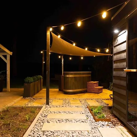 86, Bed & Outdoor Wellness - Sauna, Hottub, Icebath & Outdoor Shower Included! Шале *
