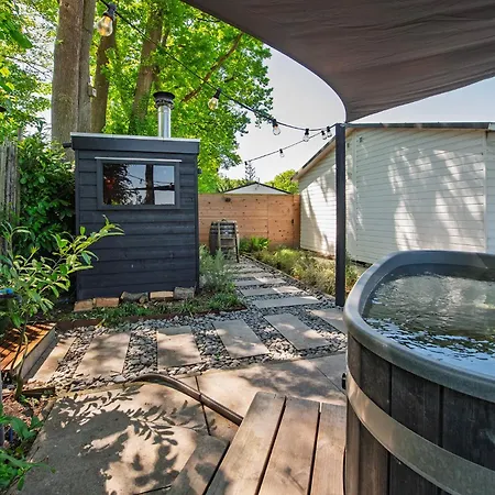 86, Bed & Outdoor Wellness - Sauna, Hottub, Icebath & Outdoor Shower Included! * Ойстервейк