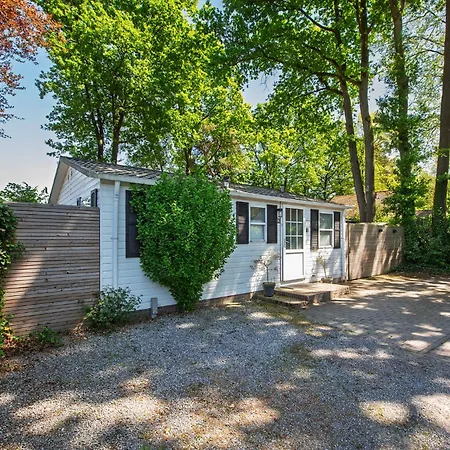 86, Bed & Outdoor Wellness - Sauna, Hottub, Icebath & Outdoor Shower Included! Chalé Oisterwijk