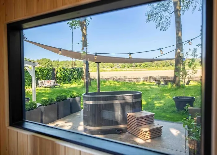 86, Bed & Outdoor Wellness - Sauna, Hottub, Icebath & Outdoor Shower Included! * Oisterwijk