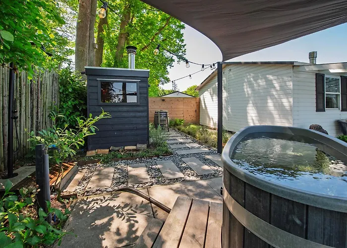 86, Bed & Outdoor Wellness - Sauna, Hottub, Icebath & Outdoor Shower Included! * Oisterwijk
