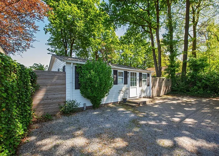 86, Bed & Outdoor Wellness - Sauna, Hottub, Icebath & Outdoor Shower Included! Chalé Oisterwijk